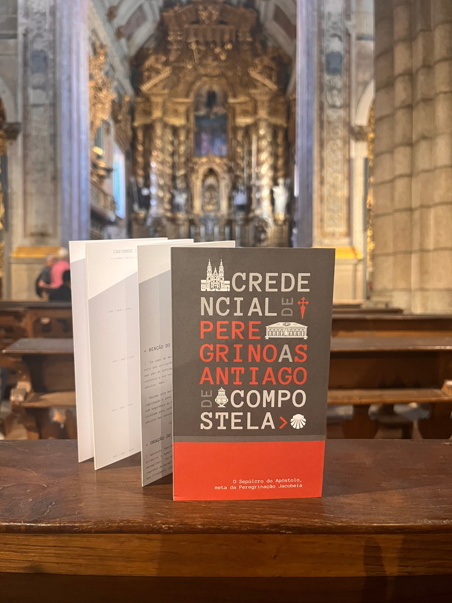 Credencial de Peregrino — pașaportul de pelerin, fotografiat într-o catedrală pe Camino de Santiago
